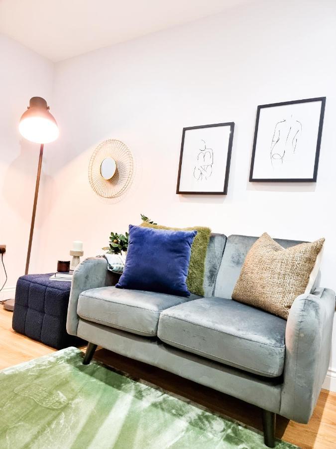 Gorgeous Newly Renovated 2 Double Bed Flat *