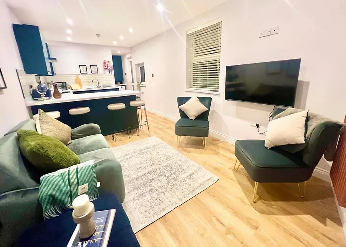 Gorgeous Newly Renovated 2 Double Bed Flat