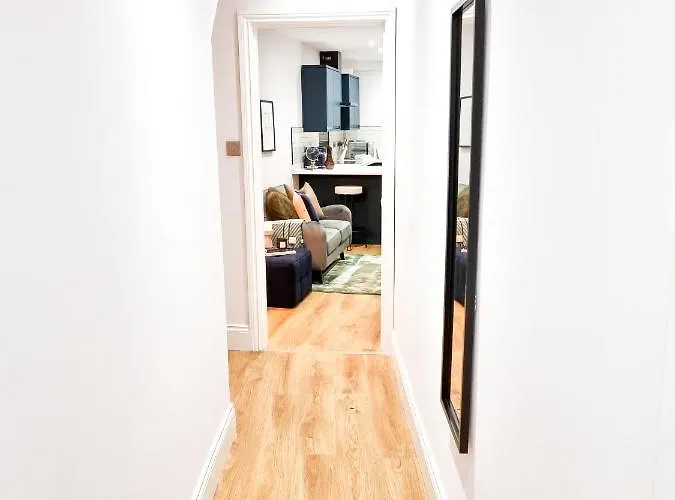 Gorgeous Newly Renovated 2 Double Bed Flat