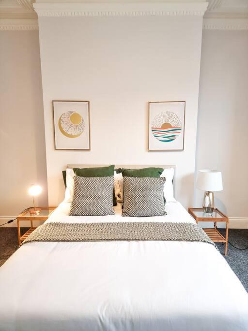 Gorgeous Newly Renovated 2 Double Bed Flat Apartment *