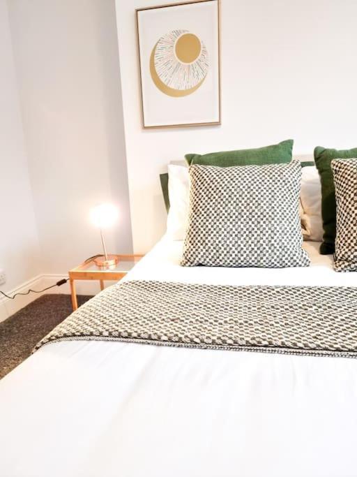 Gorgeous Newly Renovated 2 Double Bed Flat *