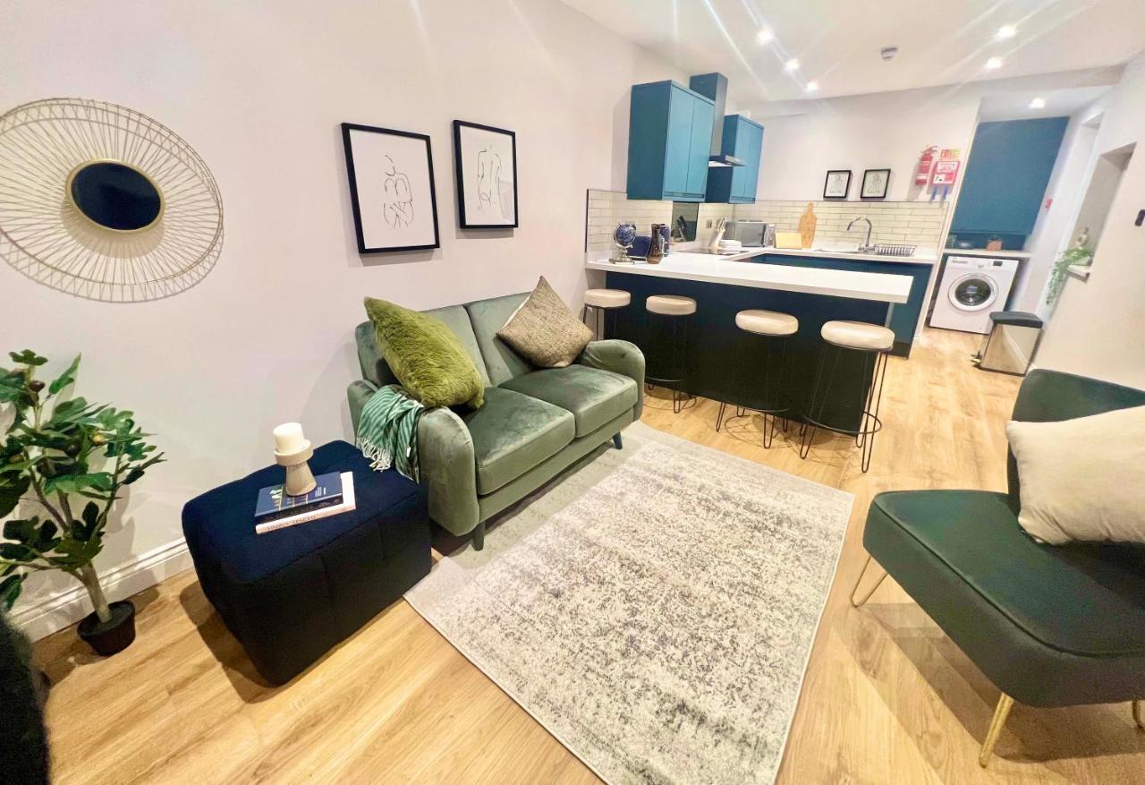 Gorgeous Newly Renovated 2 Double Bed Flat * Swansea