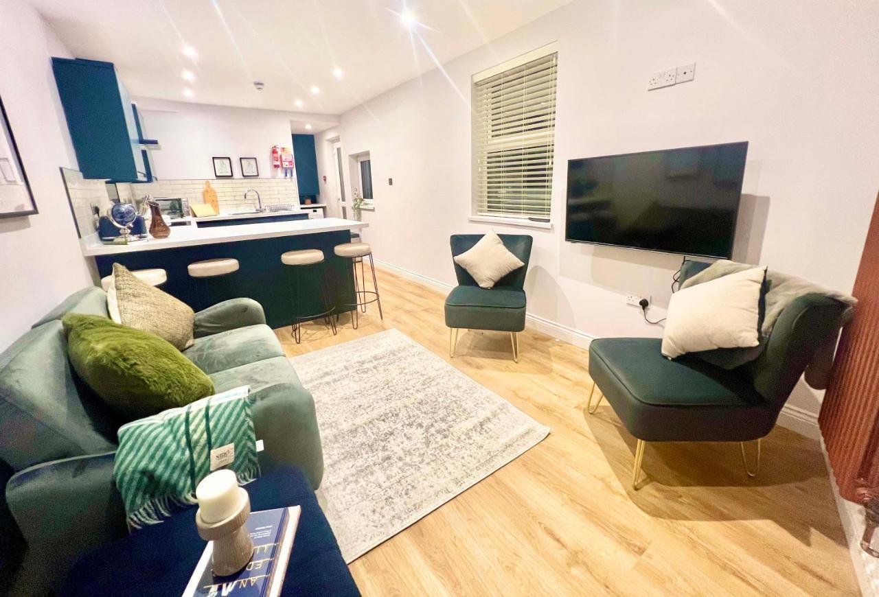 Gorgeous Newly Renovated 2 Double Bed Flat Apartment *