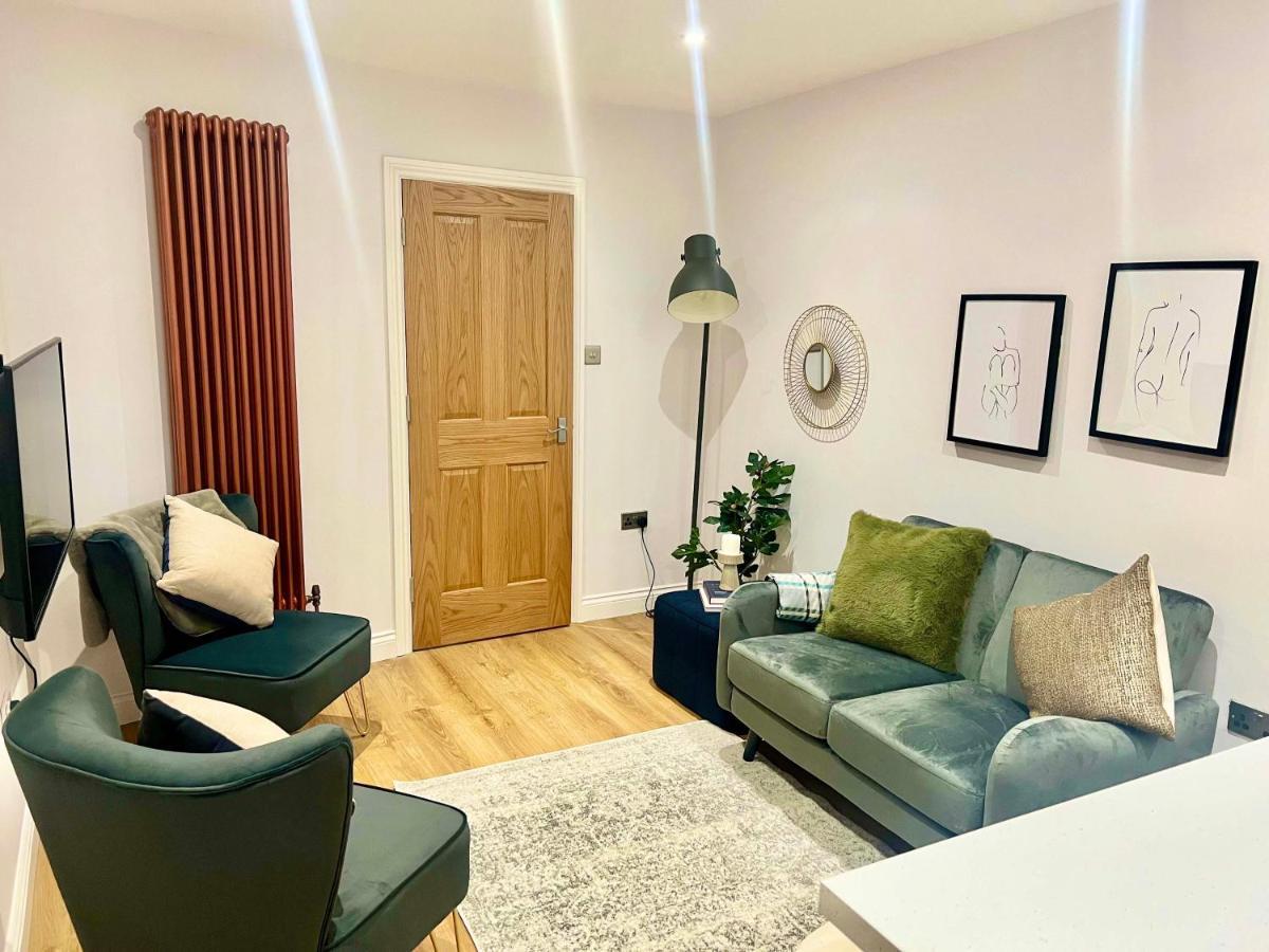Gorgeous Newly Renovated 2 Double Bed Flat *