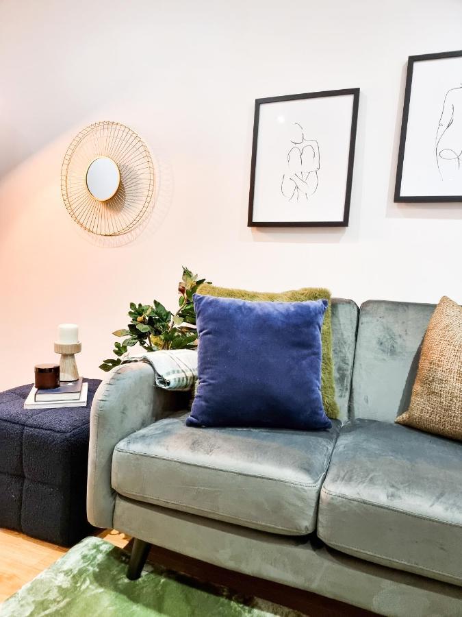 Gorgeous Newly Renovated 2 Double Bed Flat