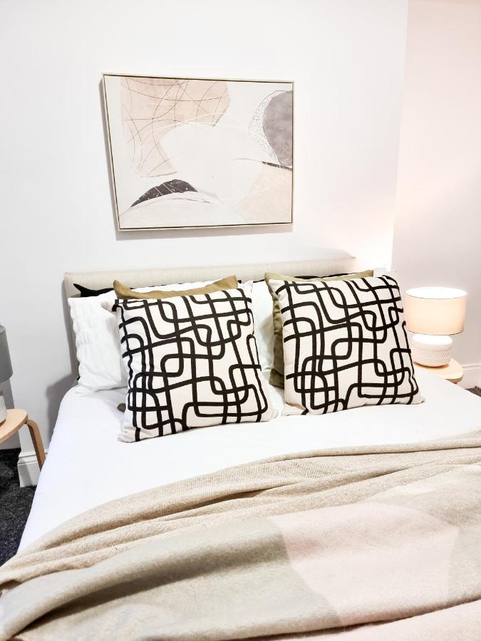 Gorgeous Newly Renovated 2 Double Bed Flat *