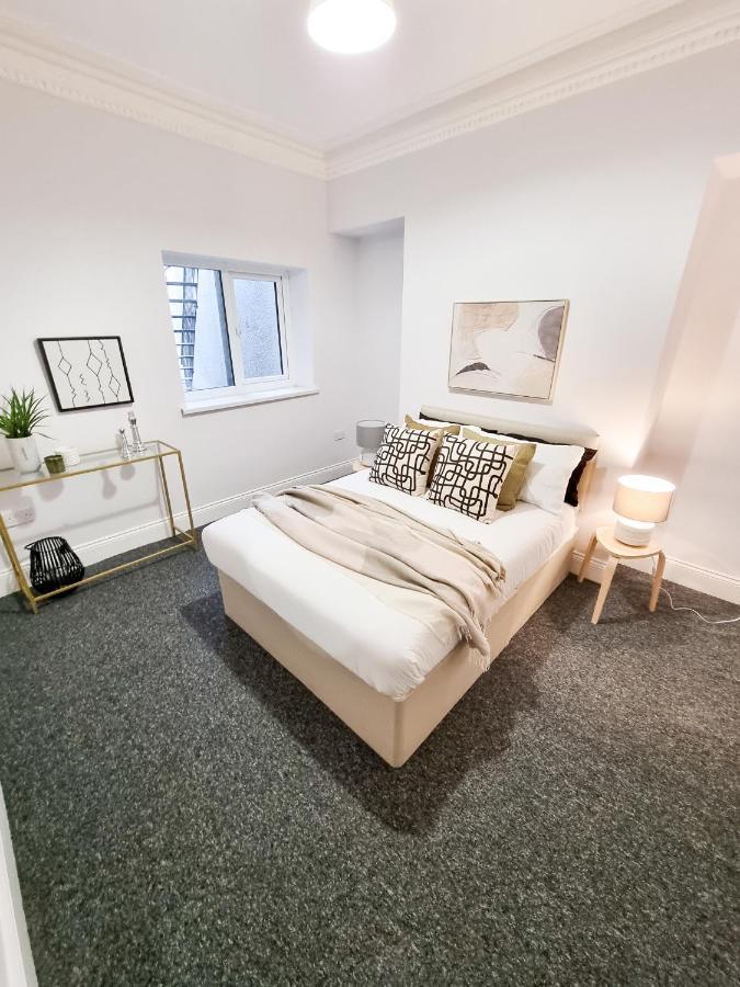 Gorgeous Newly Renovated 2 Double Bed Flat * Swansea