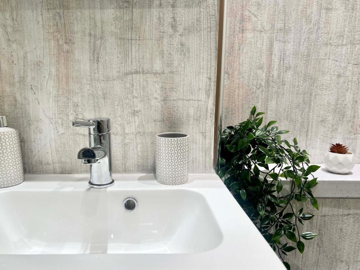 Gorgeous Newly Renovated 2 Double Bed Flat Apartment *